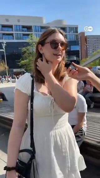 【中国制造商网上贱卖名牌 欧洲人怎么看？】👜👠 你会买名牌包包和鞋子吗？来自中国的社媒视频说，生产这些奢侈品牌原来这么便宜。你看了怎么想？ #DWBERLINFRESH