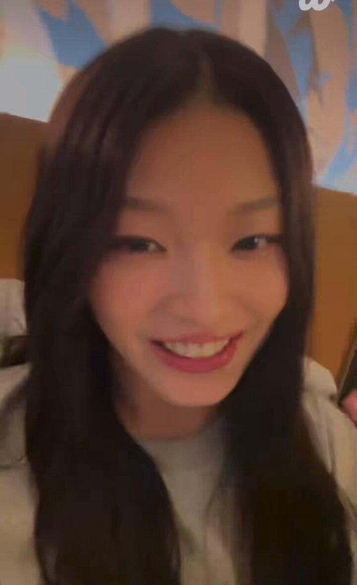 this trio being so underrated aka Sophia with the 2 youngest… Sophia trying to get Megan and yoonchae to quiet down and Megan going “yoonchae has never gotten this close to my face😧” 😭😭