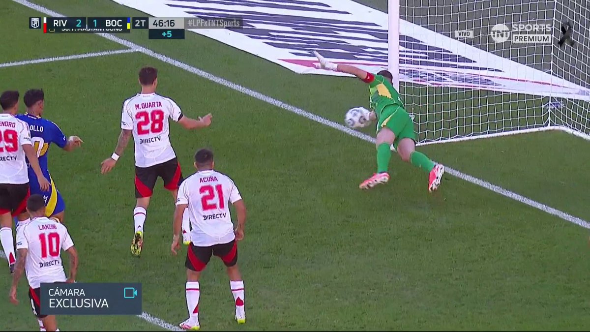 Jajajajajajaja la pelota le pasa a 3 metros de la mano a Martínez Quarta. Se pusieron a buscar ángulos para quejarse de algo. Es muchísimo.