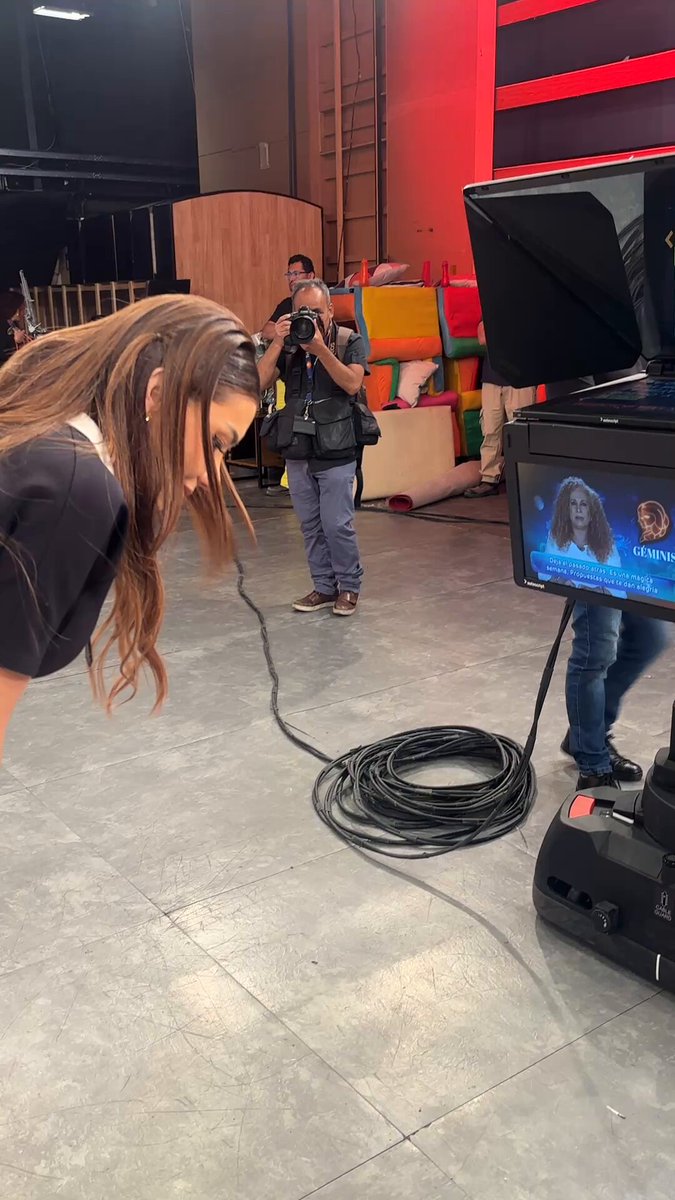 Karime súper atenta obvio a su horóscopo 🤣🤣🤣 KARIME CONDUCE EN HOY