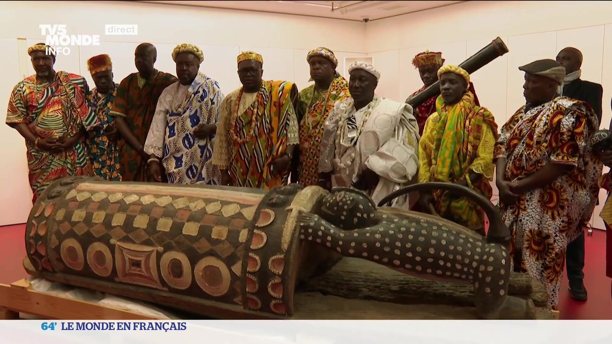 Le Sénat français a voté une proposition de loi sur la restitution à la Côte d'Ivoire du tambour Djidji Ayôkwê. Elle doit maintenant être votée par l'Assemblée nationale. Retour sur l'histoire de cette œuvre monumentale