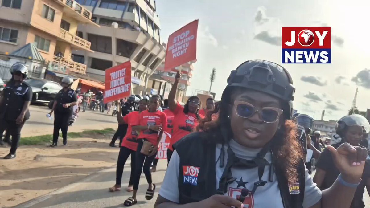 Protesters hit the streets! Moving from Obra Spot towards Nima Police, heading to Jubilee House. #StopGalamseyNow #JoyNewsFocus #GalamseyMustFallDemo
