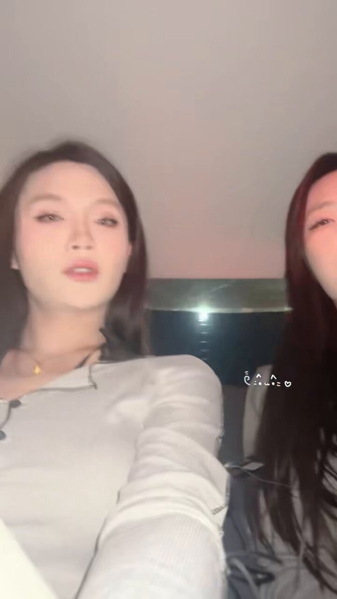 两个美妖 在南京。差点被司机师傅师傅拉去小树林强奸了。 司机师傅太帅了。骚妹妹一直勾引司机师傅。 司机师傅说我们的目的地在他家附近。问我们要不要去他家坐坐。 这个骚妹妹吓死人了。 #人妖 #南京ts #南京 #ts #男娘 #勾引