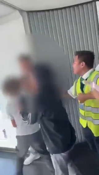 ▶️ Bajan de vuelo de Viva Aerobús a hombre luego de que agrediera física y verbalmente a sobrecargos, presuntamente en Puerto Vallarta. Sus hijos le suplicaban que se detuviera. 📹 Especial