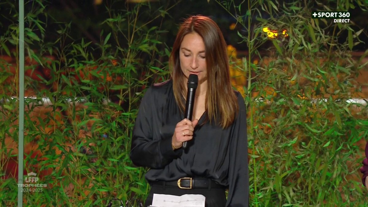 Le discours รฉmouvant de Gaรซtane Thiney ๐ฅน La joueuse du Paris FC reรงoit le trophรฉe d'honneur de la cรฉrรฉmonie qui rรฉcompense les actrices d'Arkรฉma Premiรจre Ligue version 2024/2025 ๐ #LFFPTrophees
