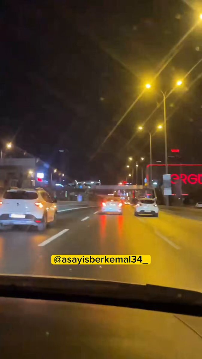 Avcılar’da şeritleri kapatarak kendilerince eğlenen arkadaş grubu.