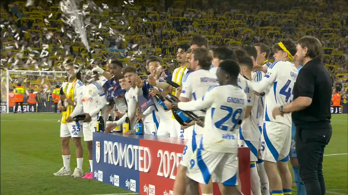 Daniel Farke getting absolutely soaked in champagne by his Leeds players! 😅🍾