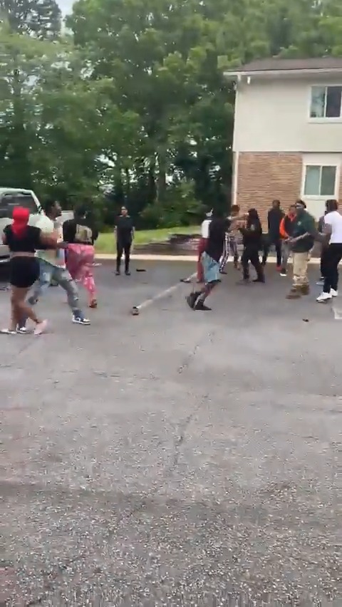 Dude said “cmon bae" after getting whooped for pulling out a PISTOL🤣🤣🤣🤣 &nd It’s so much going onn here😭