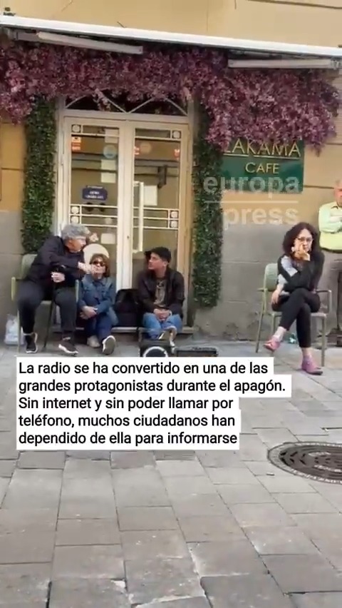 🇪🇸 | La radio se ha convertido en una de las grandes protagonistas durante el apagón. Sin internet y sin poder llamar por teléfono, muchos ciudadanos como estos de Madrid se han congregado alrededor de una radio en plena calle para informarse.