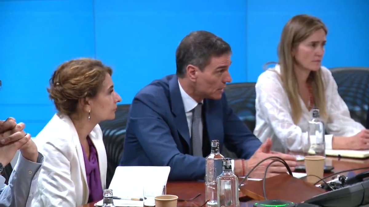 Esta noche he acudido de nuevo a la sede central de Red Eléctrica. Será una noche larga. Estamos trabajando sin descanso para restablecer el suministro. Gracias a todos los trabajadores que están volcados en recuperar la normalidad.