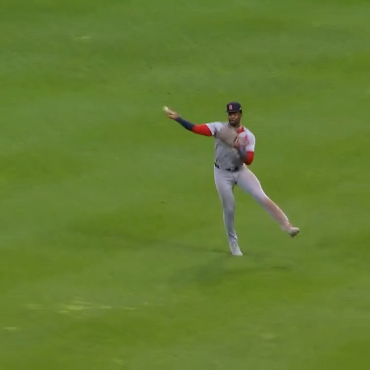 Jordan Walker makes a heads-up play to double up the runner at first!