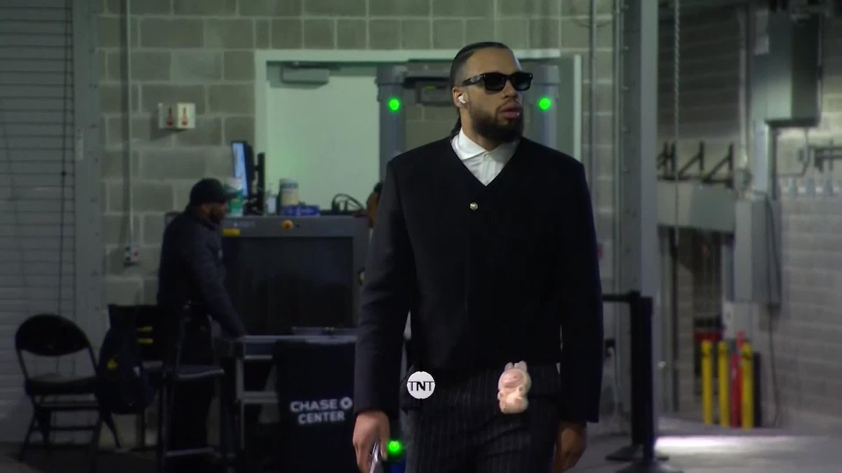 "Is that a damn bunny on his hip?" 🤣 Chuck shared his thoughts on Dillon Brooks' arrival fit 🐰