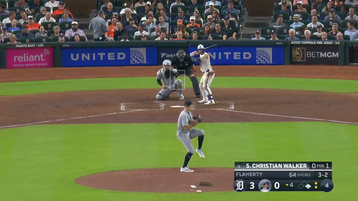 Christian Walker clobbers his 4th home run of the year to bring the @Astros right back into this one 🔥