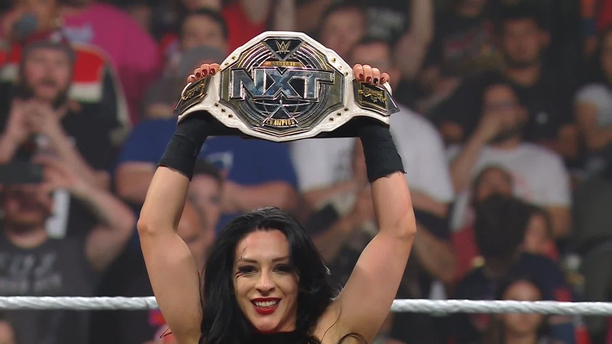 Y LA PRIMERA vence a Ivy Nile en #WWERaw @steph_vaquer
