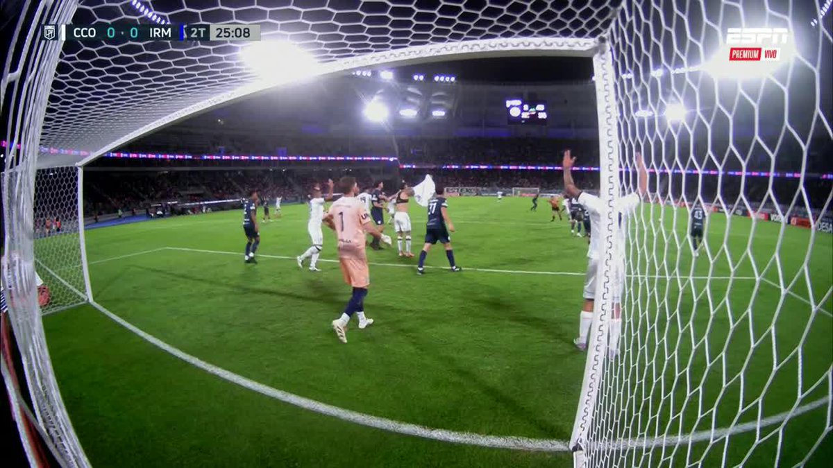 😂 NUNCA VI NADA IGUAL ‼️ 👕 Se sacó LA CAMISETA para que le cobren PENAL… y LE COBRARON. Resultó. ⚽️ #FútbolArgentino #CentralCórdoba 🇦🇷