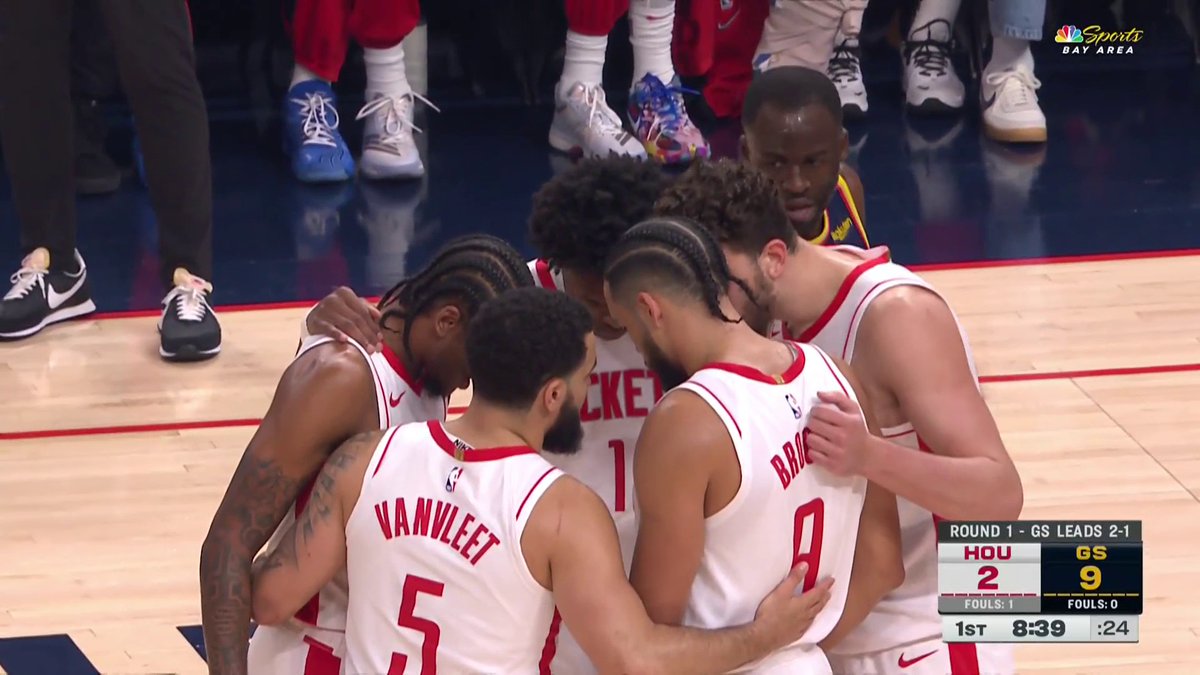 Draymond Green in the Rockets huddle is WILD lmaooo Bro just be doing whatever 😂😂