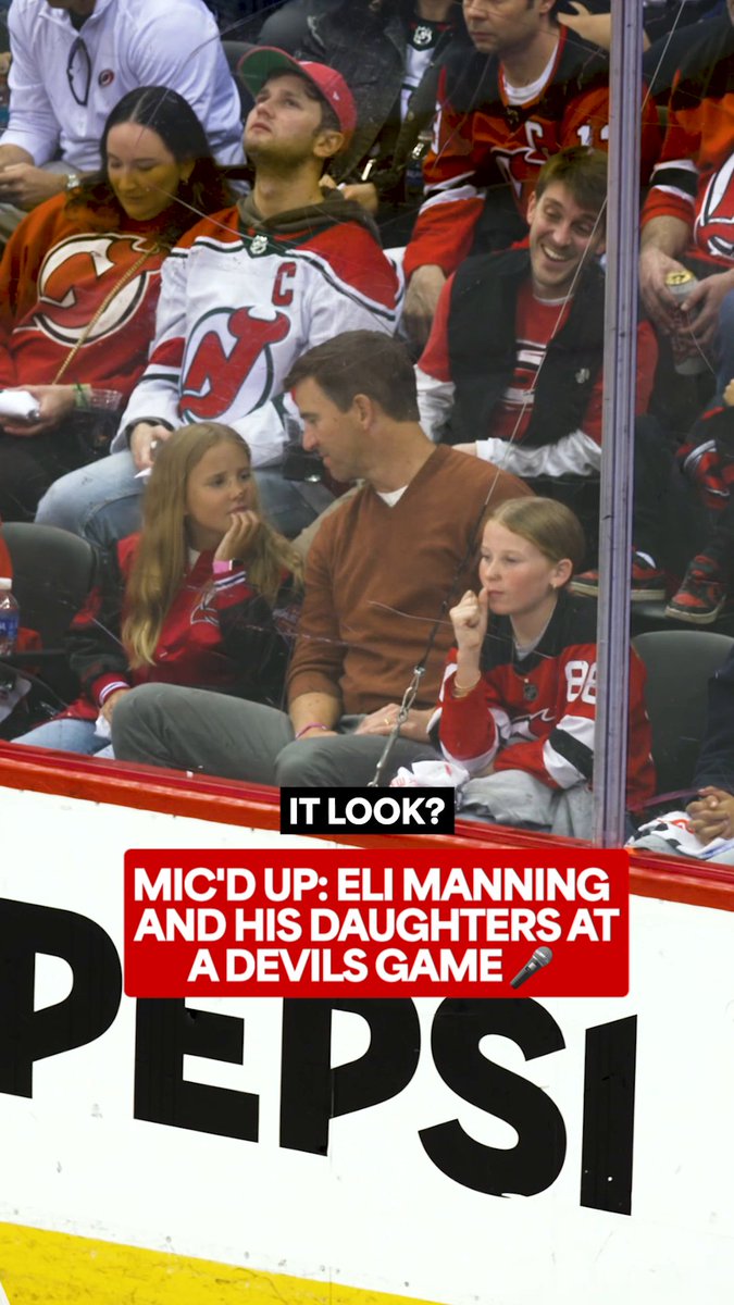 🚨HILARIOUS: #NFL legend Eli Manning tells his daughters not to flinch when the puck hits the glass, and he then immediately does it when it happens. 💀💀💀 This sh*t is hilarious.