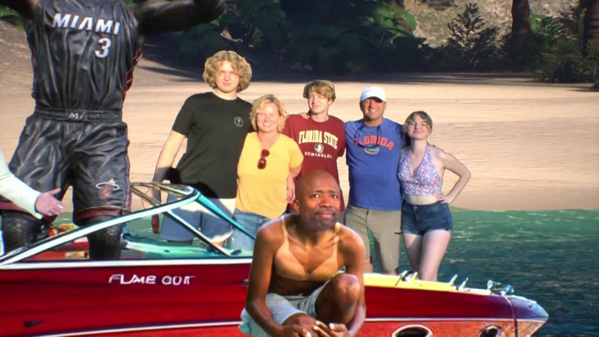 Shaq caught Kenny wearing Skims on the beach as they sent the Heat fishin' 🤣🎣