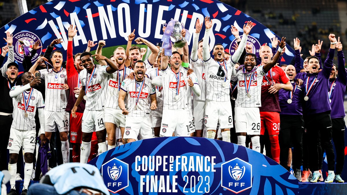 Il y a deux ans, nous nous apprรชtions ร vivre une journรฉe mรฉmorable ๐๐ Merci aux hรฉros de ce succรจs en @coupedefrance et joyeux anniversaire ร tous les amoureux des Violets ๐ (Re)plongez dans ๐ฝ๐๐๐๐๐๐๐๐๐, le film de cette รฉpopรฉe ๐ฅ ๐