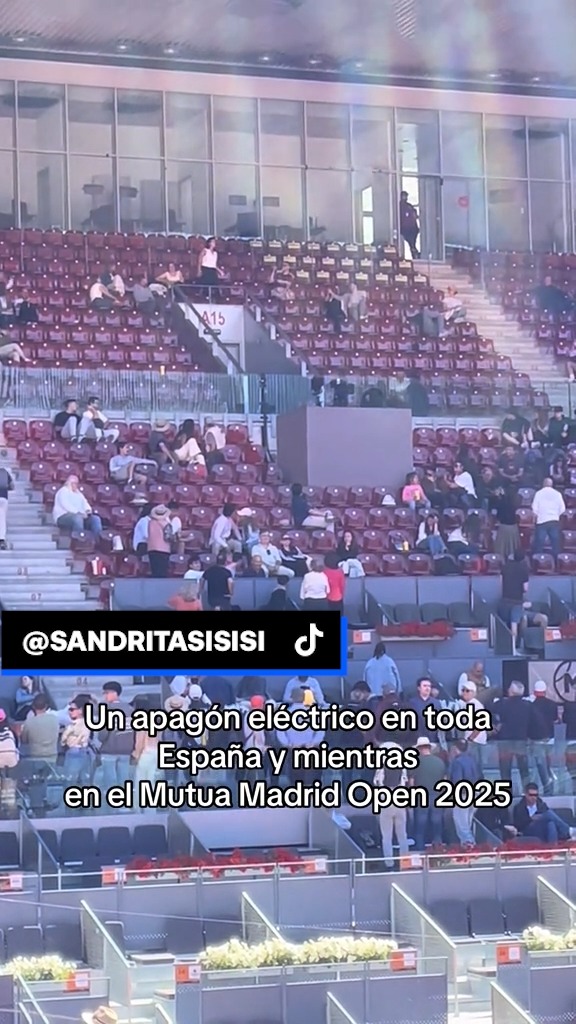 ๐ถ๐ฅฐ Se va la luz en el @mutuamadridopen y se arranca por Malรบ 'a capella' ๐ช๐ธ๐๐ผ El viral del dรญa del apagรณn en la Caja Mรกgica que define a Espaรฑa ๐๐๐๐ ๐๐๐๐ #MMOPEN