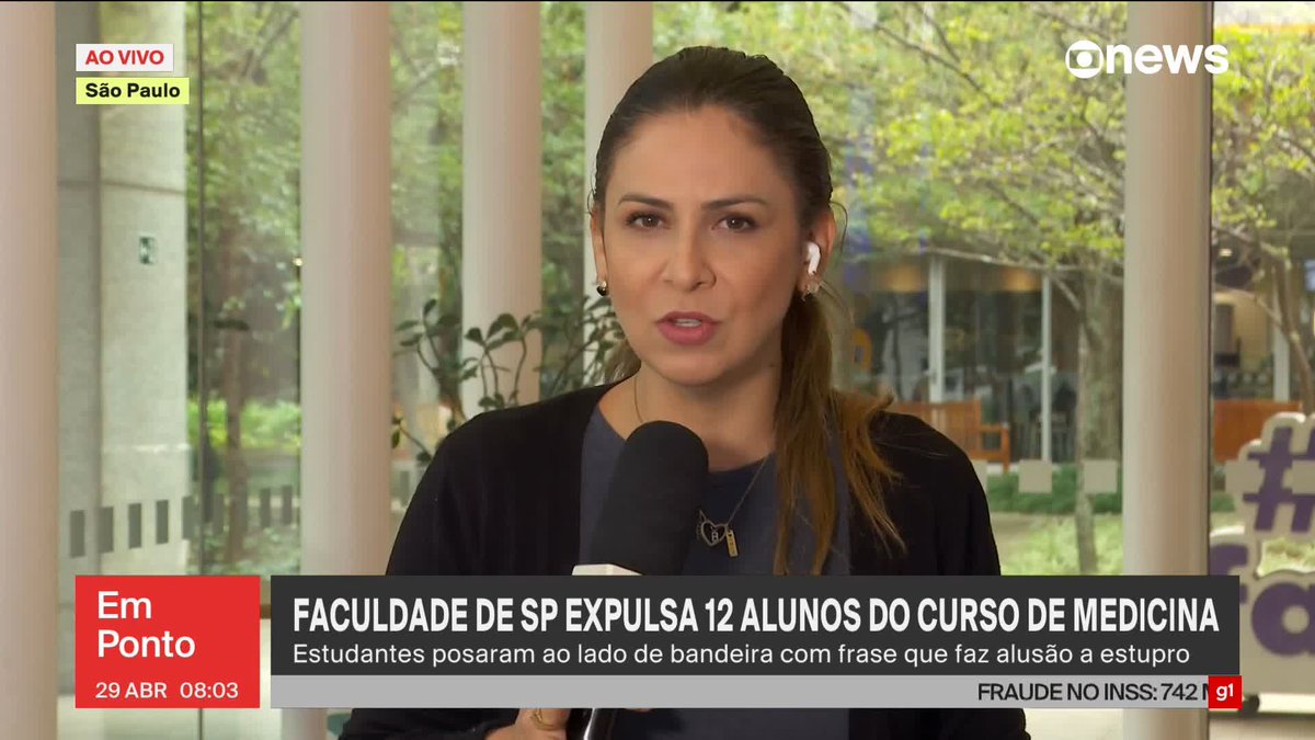 Faculdade de São Paulo expulsa 12 alunos do Curso de Medicina. Estudantes posaram ao lado de bandeira com frase que faz alusão ao estupro. ➡ Assista ao #GloboNewsemPonto: #GloboNews