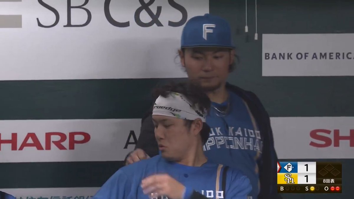 何かついていたのでしょうか🧐 #伊藤大海 投手 #奈良間大己 選手 #lovefighters 👇ライブ配信はこちら