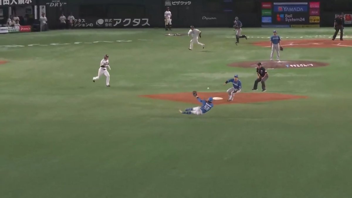 スライディングキャッチからのトス！ 北海道日本ハム #奈良間大己 選手のスーパープレー👏 #lovefighters 👇ライブ配信はこちら