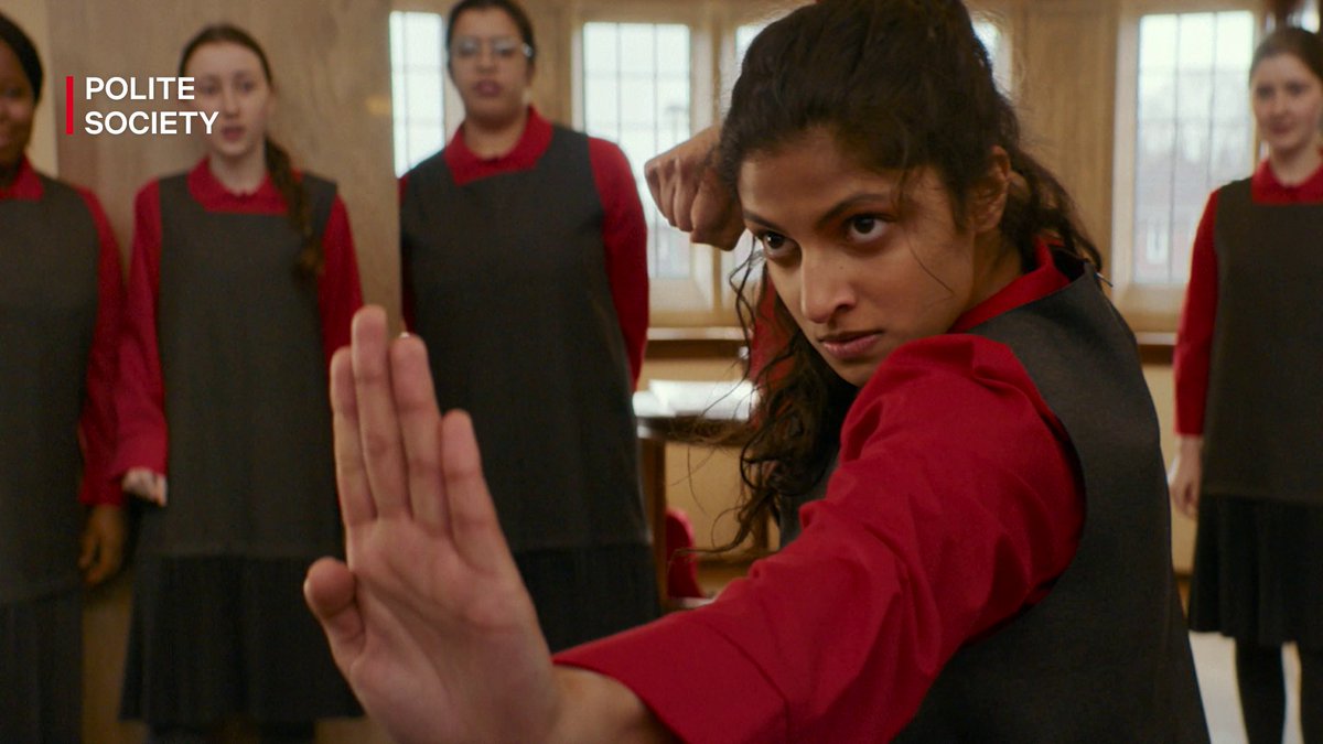 Seorang remaja cewek yang punya cita-cita jadi stuntwoman punya misi buat ngegagalin pernikahan kakaknya. Film Polite Society udah tayang di Netflix!