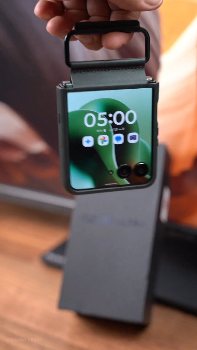 استعراض هاتف موتورولا ريزر 60 الترا 📱💚 تصميم أيقوني فخم✔️ شاشة خارجية لكل المهام✔️ كاميرات يعتمد عليها✔️ أداء قوي وعتاد قوي ✔️ ميزات Moto AI متطورة✔️ شاحن سريع TurboPower✔️ متوفر الآن⬇️ #Flipthescript #motorolarazr60ultra Motorola Saudi