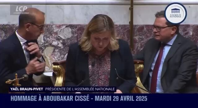 🚨 Minute de silence à l’Assemblée nationale en hommage à Aboubakar Cissé, assassiné dans une mosquée du Gard.