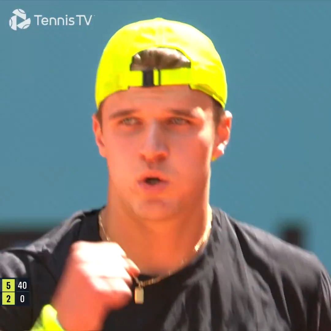 "He's so good" 😂 Jakub Mensik powers past Bublik in an entertaining 6-3 6-2 match. #MMOpen