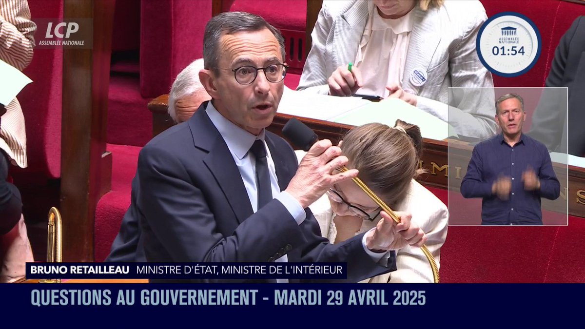 "Dans quelques heures la procédure contradictoire contre la Jeune Garde Antifasciste qui doit amener, je l'espère, à sa dissolution sera engagée", déclare Bruno Retailleau. #DirectAN #QAG