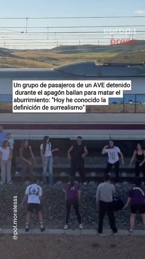 Un grupo de pasajeros de un AVE parado durante el apagón bailan para matar el aburrimiento: "Hoy he conocido la definición de surrealismo"