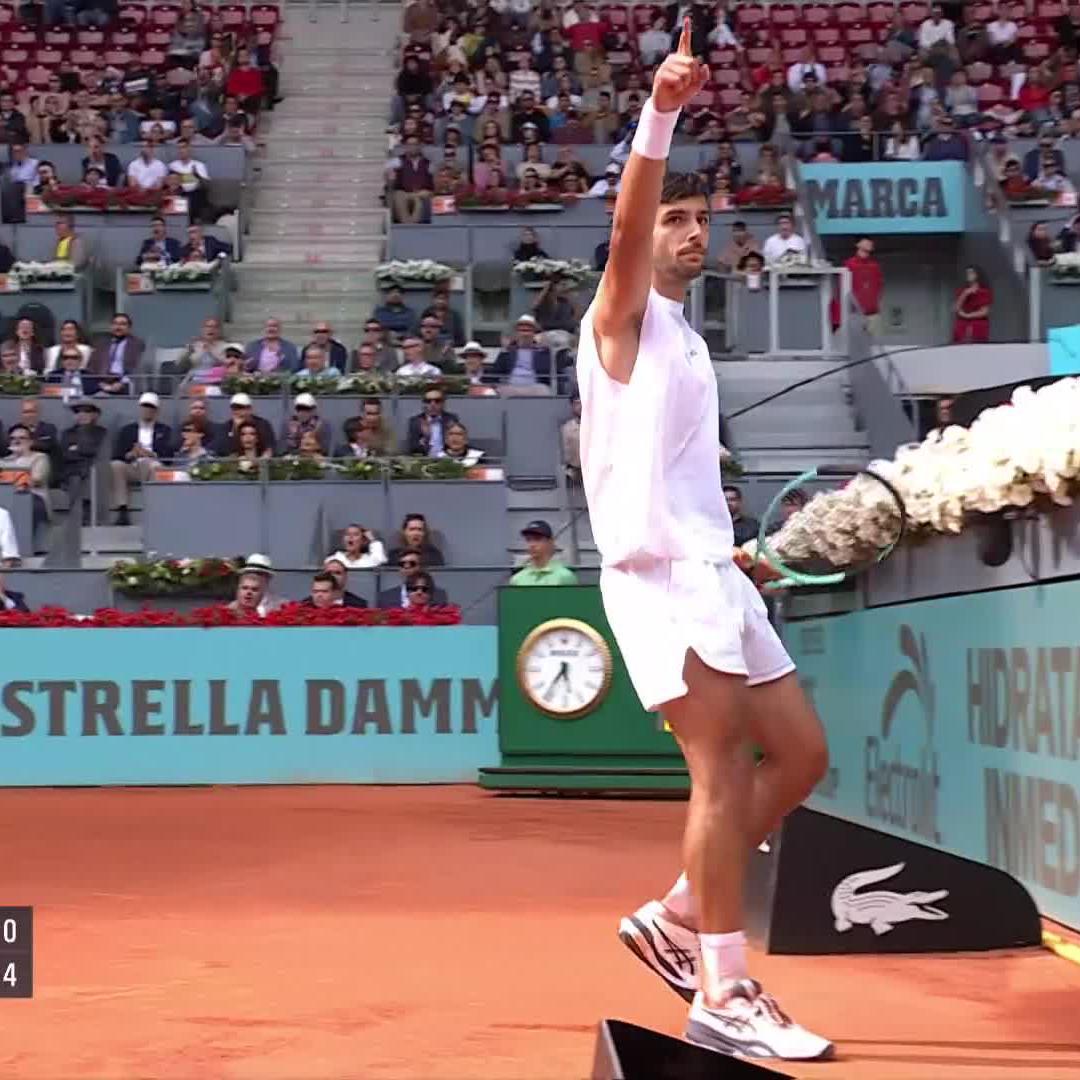 With shots like this, Lorenzo Musetti defeats Stefanos Tsitsipas 7-5, 7-6(3) to reach the last 16 in Madrid. He is some form!