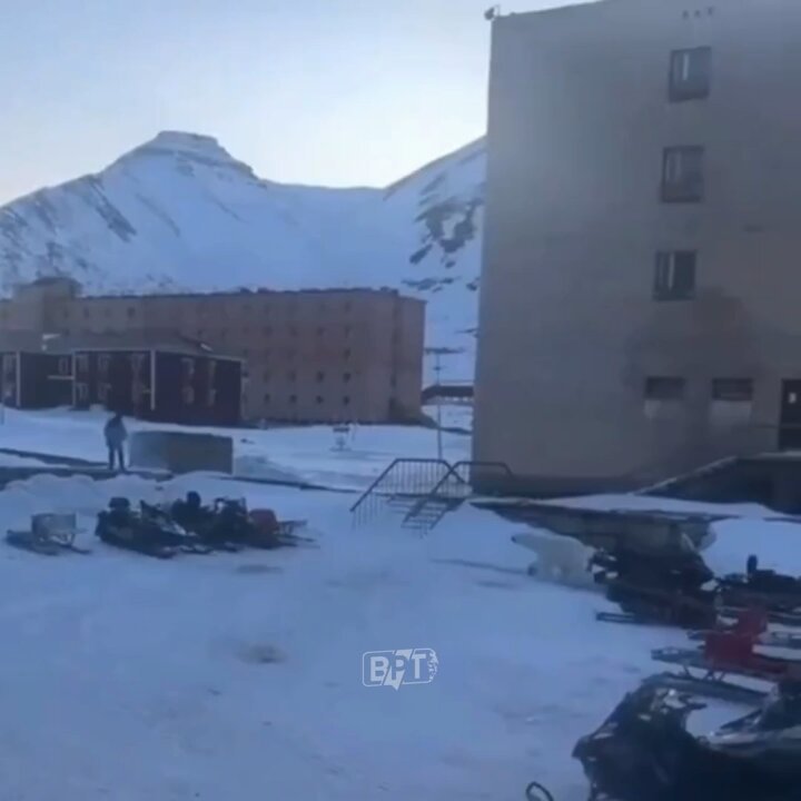 Türk vatandaşlarına oturma ve mülk edinme hakkı verilen Norveç'in Svalbard adalarında bir kutup ayısı, adamı kovaladı.