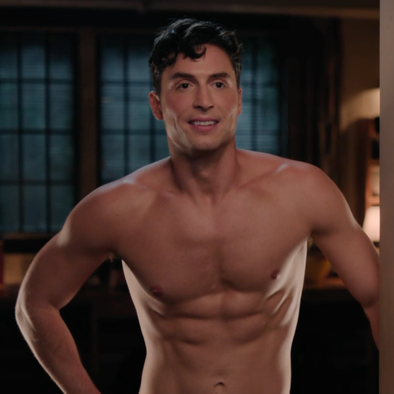 Trailer oficial de ‘Overcompensating’, nova serie de comédia do Prime Video. Segue um jogador de futebol americano enquanto luta para aceitar sua sexualidade na faculdade.