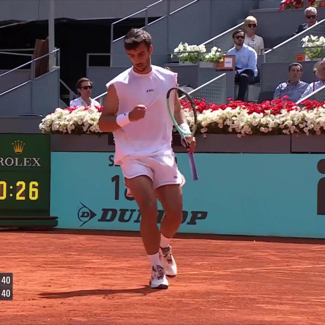 Pues no habrá muchos reveses a una mano por el circuito, pero con Musetti y Tsitsipas, así como con Dimitrov, tenemos para deleitarnos con este golpe todavía por muchos años más. Qué maravilla.