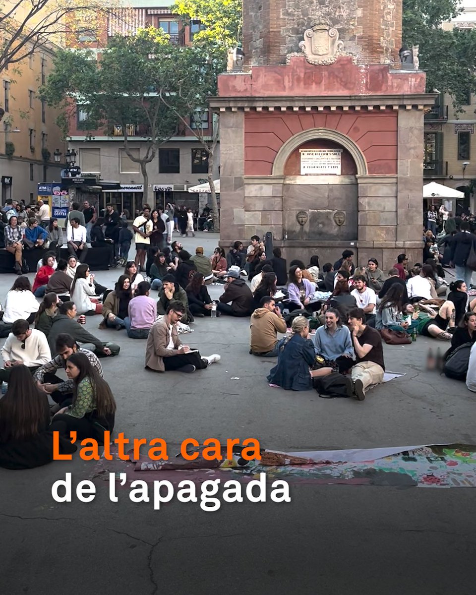 “La gent està parlant, no miren el mòbil i és com... uau!” És l’altra cara de l’apagada. Sense llum a molts punts de Catalunya, durant la tarda les places i els carrers es van omplir de gent llegint, jugant a cartes o ballant