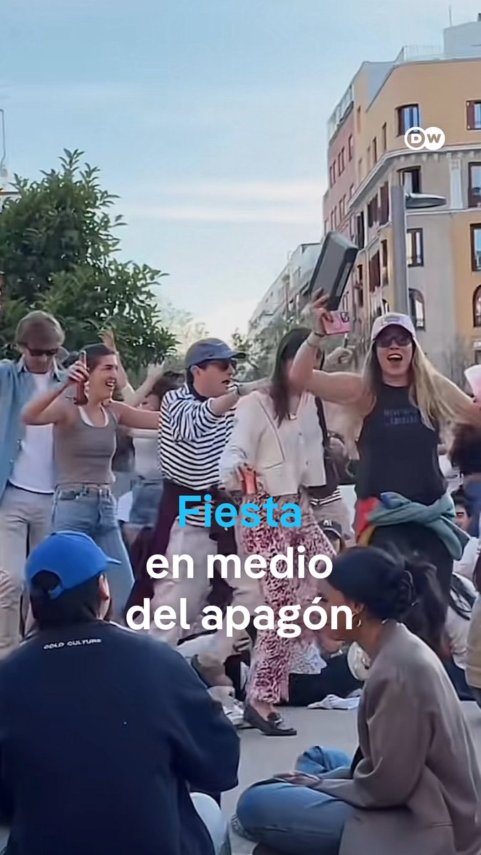 El momento en el que vuelve la luz a las calles de Madrid Un apagón masivo paralizó España y Portugal, afectando vuelos, transportes y hospitales. Pero algunos madrileños transformaron la oscuridad en celebración. Parques y terrazas se llenaron de música y baile. /vc