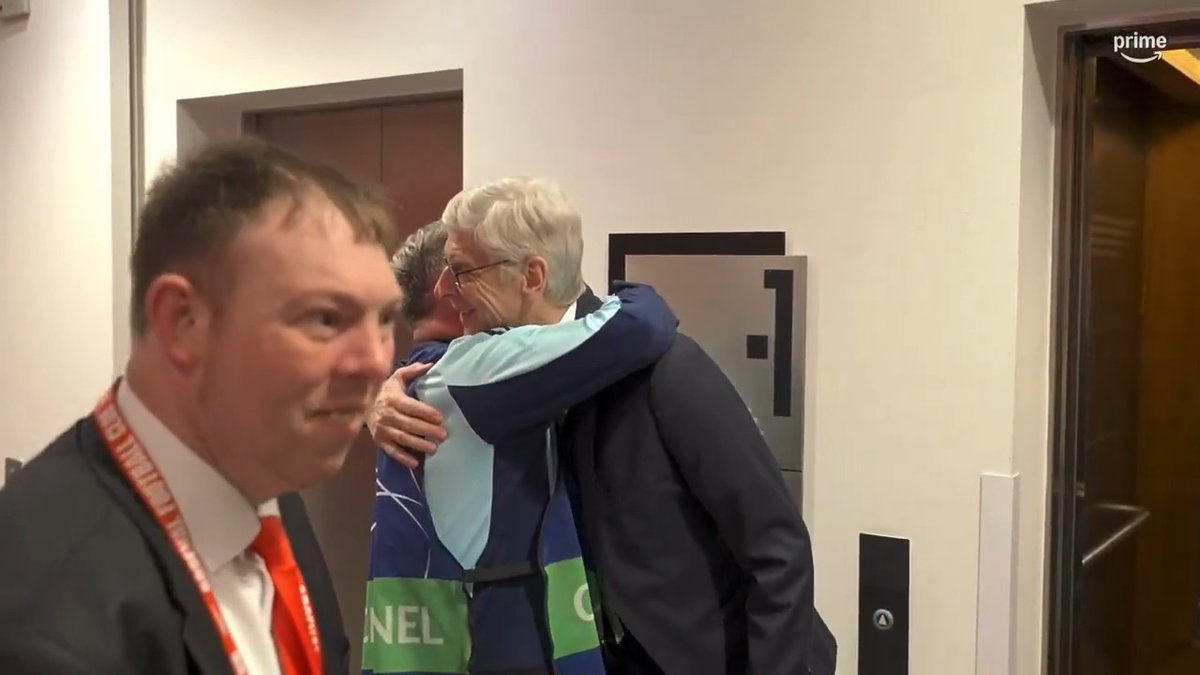 Arsène Wenger greeting Arsenal photographer Stuart MacFarlane upon his arrival at the Emirates Stadium this evening. ❤️ 🎥 Prime Video Sport UK