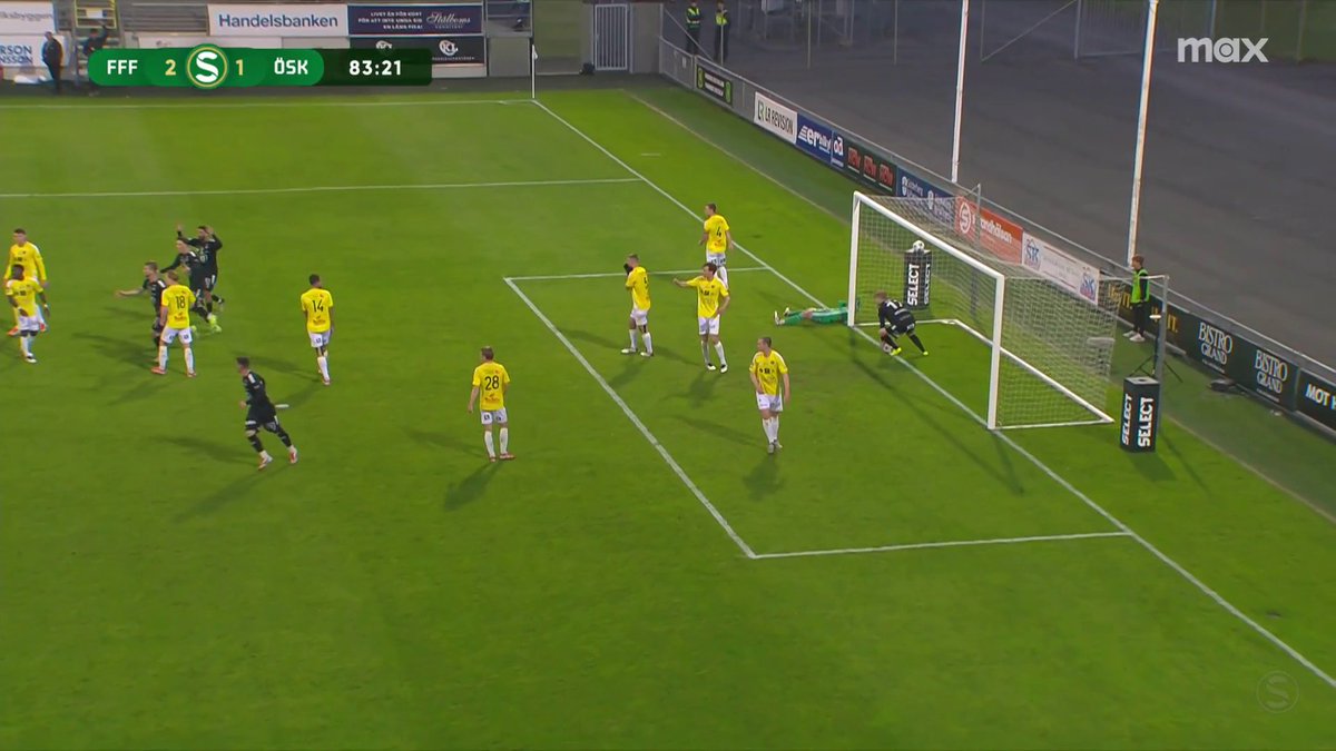 "Otroligt märklig situation." 🎙️ Frispark döms till Falkenbergs FF när Samuel Kroon knorrar in en frispark från långt håll. 📲 Se matchen just nu på Max