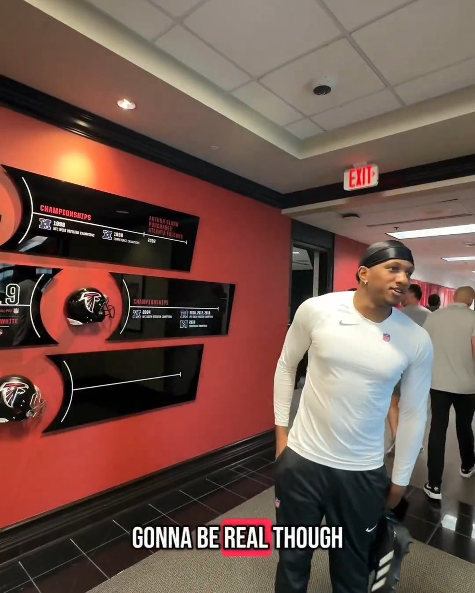 100 Atlanta Falcons vs. 1 Gorilla 😂