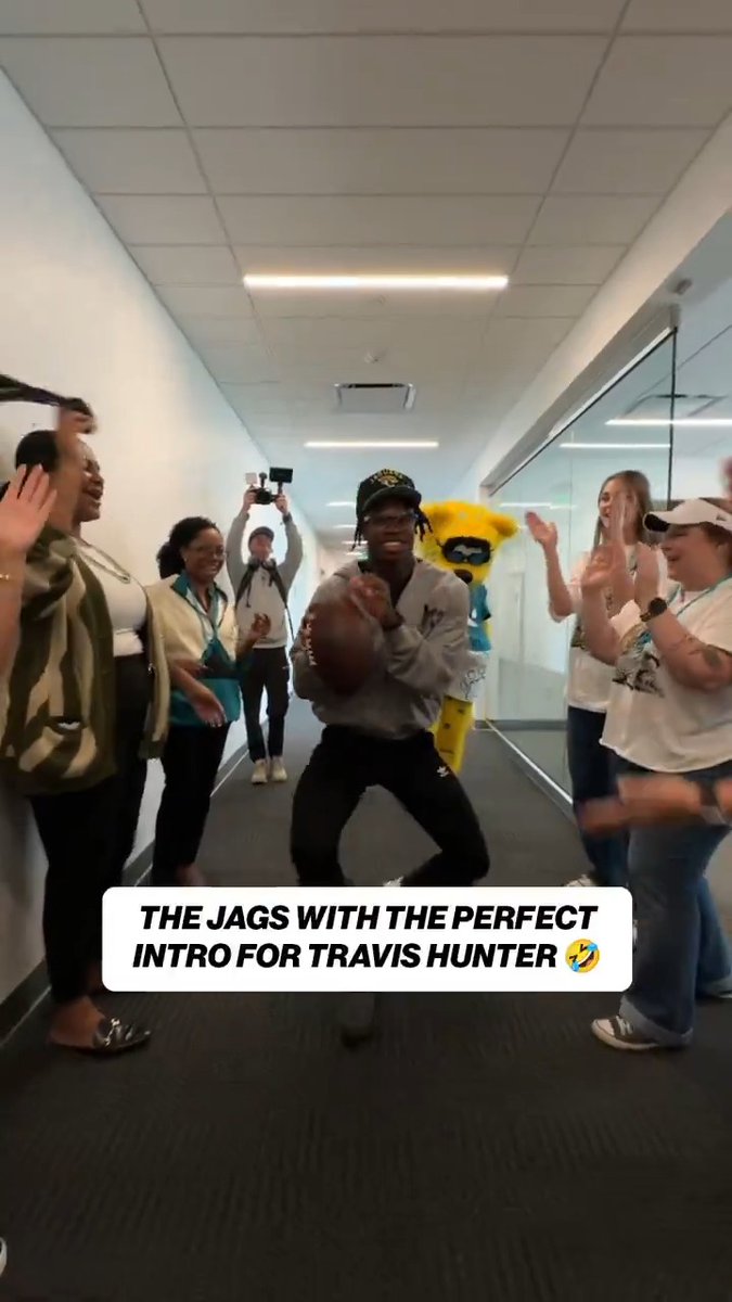 THE #JAGUARS FRONT OFFICE DID THE JENNIFER HUDSON INTRO FOR TRAVIS HUNTER. 😭😭😭 This is gold.