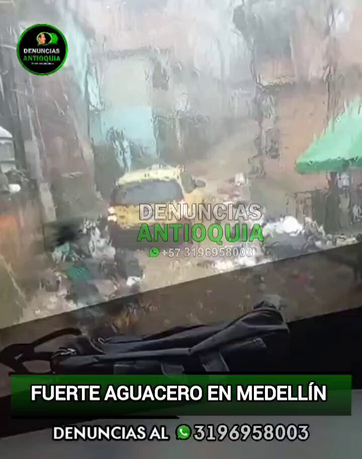 #Medellín/ nos reportan fuerte aguacero comuna nororiental, inundaciones barrio Santo Domingo y Popular #1