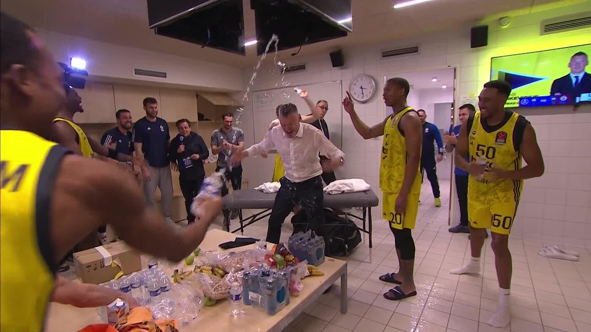 Does anyone have the number of a good drycleaners in Paris? Coach may need one for tomorrow morning Jasikevičius 😅