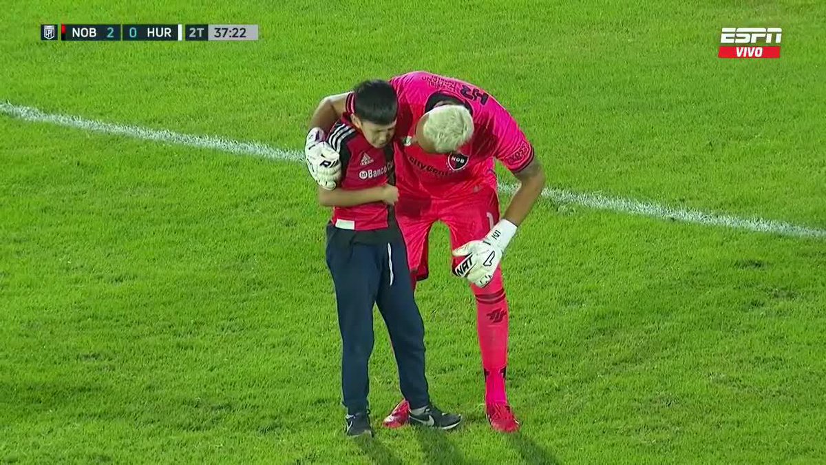 HERMOSO MOMENTO🤩❤️ UN PEQUEÑO DE NEWELL'S ABRAZÓ A KEYLOR NAVAS Y SE EMOCIONÓ EN ROSARIO.🥹 ▶️ El 🇦🇷#TorneoApertura en #DisneyPlus