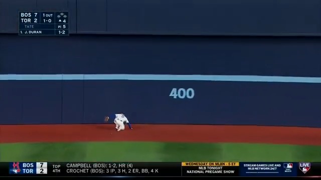 A CIRCUS CATCH BEHIND THE BACK FROM DAULTON VARSHO!! 📺 MLB Network