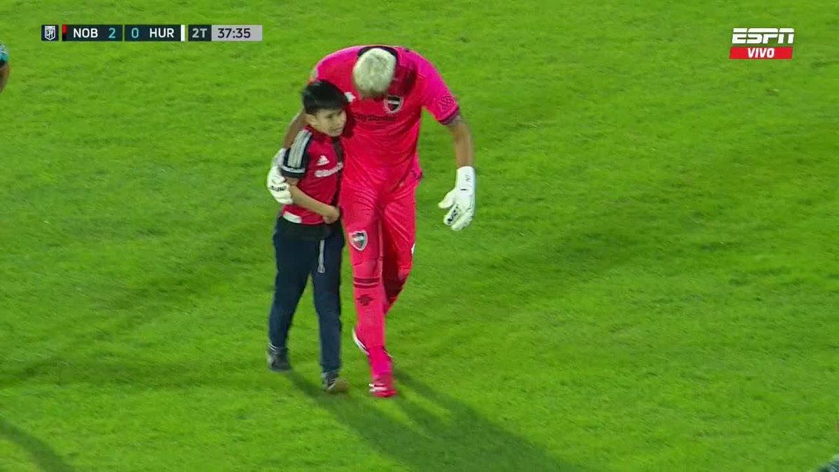 "Keylor Navas" Porque un niño ingresó a la cancha para abrazarlo y el costarricense no solo lo abrazó sino que lo acompañó para que ninguno de seguridad lo lastimara. Qué pedazo de tipazo que el tico hijo de re mil puta, pura vida.