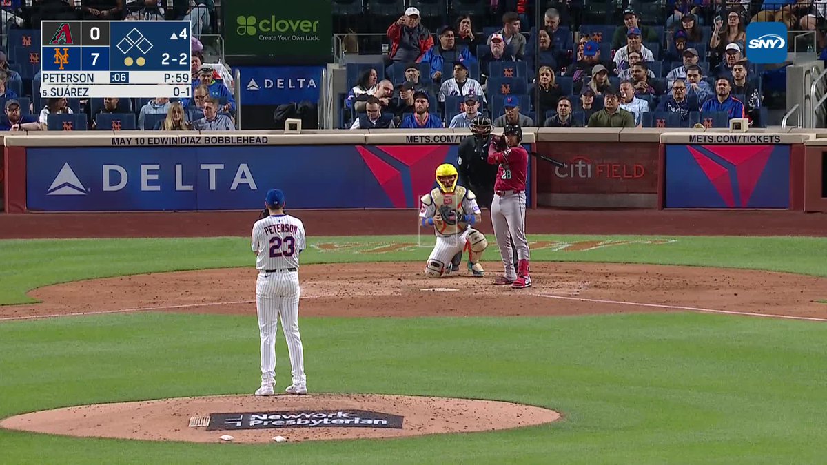 Francisco Lindor with the clean pick! What a defensive clinic from the Mets in the 4th inning!