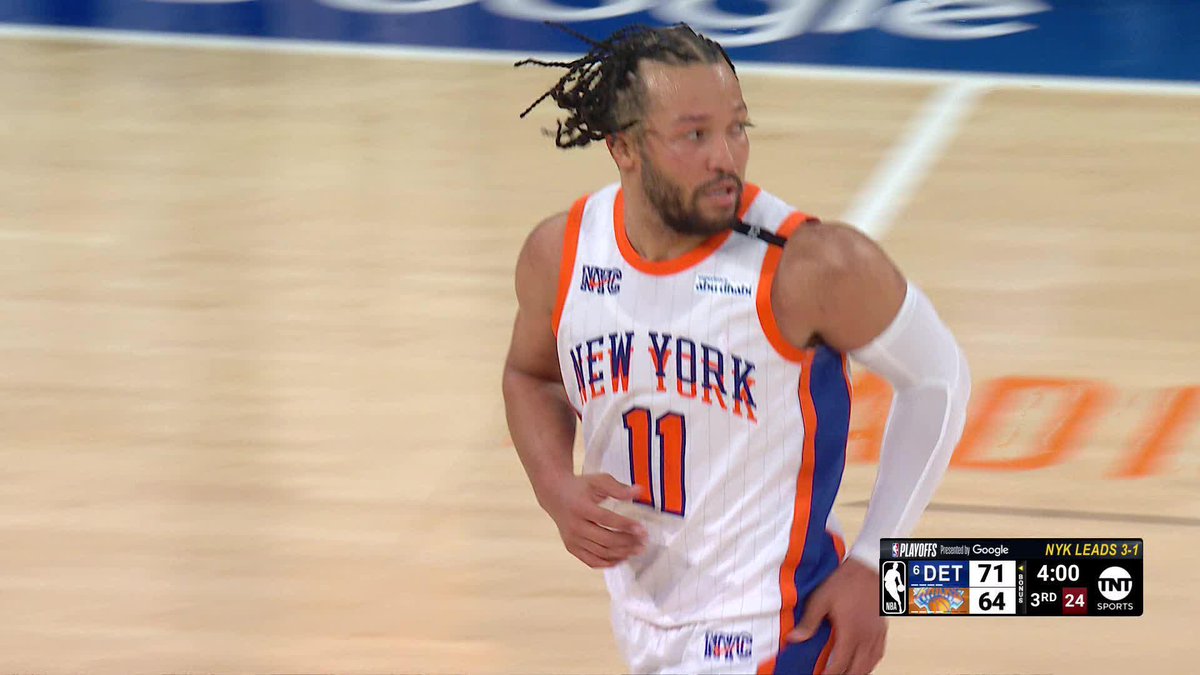 Brunson beats the shot clock from range! Detroit &amp; New York are battling in the second half on TNT 📺